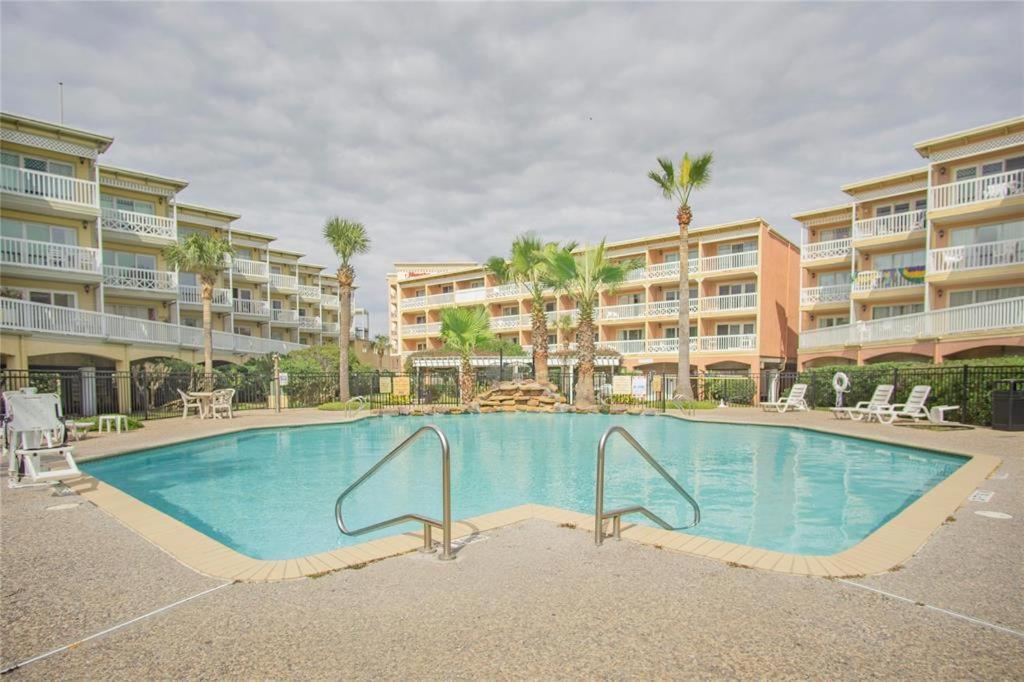 Beach Escape - Top Floor Ocean Views - Heated Pool - Seawall Blvd Галвестън Екстериор снимка